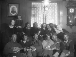 Tretten ungdommer samlet til fest på Trøan, Arentz-familiens