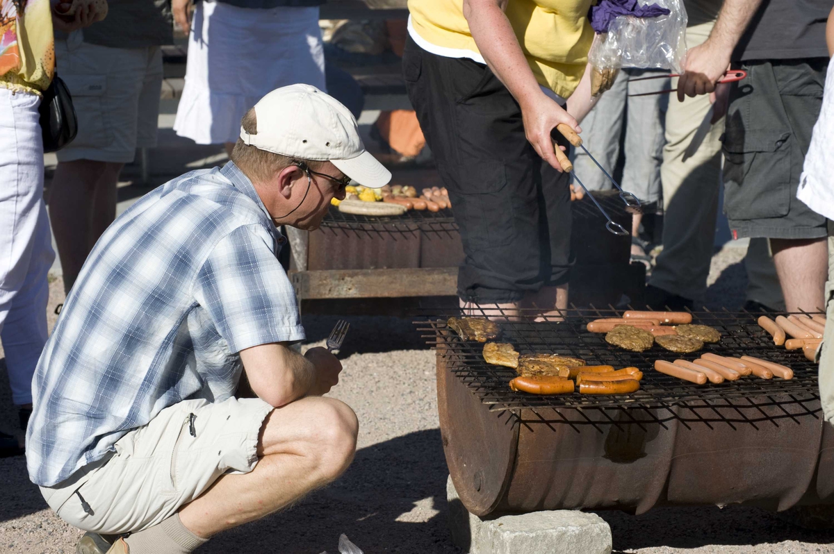 Grilling på festplassen, St.Hansaften 2009.