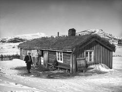 Flere mennesker ved hytte i påskefjellet, Mysusæter, Oppland