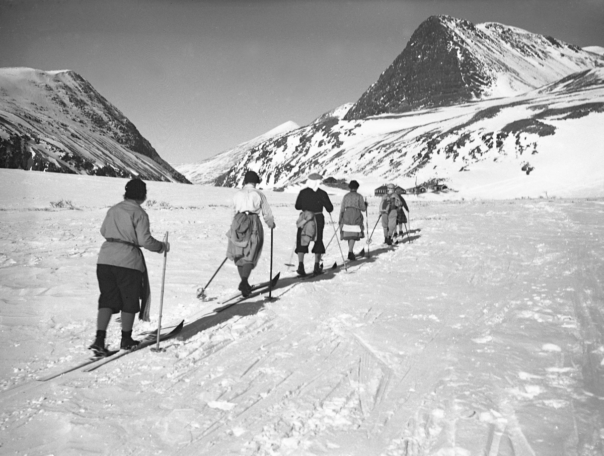 Skiløpere i påskefjellet på vei mot Rondvassbu, Oppland. Fotografert påsken 1932.