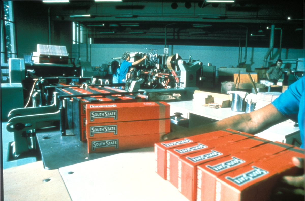 Pakking av kartonger med South State sigaretter hos Tiedemanns Tobaksfabrik. Fra billedserie til finsk kurs om gode råd for oppbevaring av tobakk fra 1981.