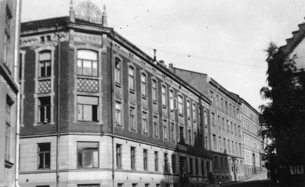 J. L. Tiedemanns Tobaksfabrik på Stensberggata.
