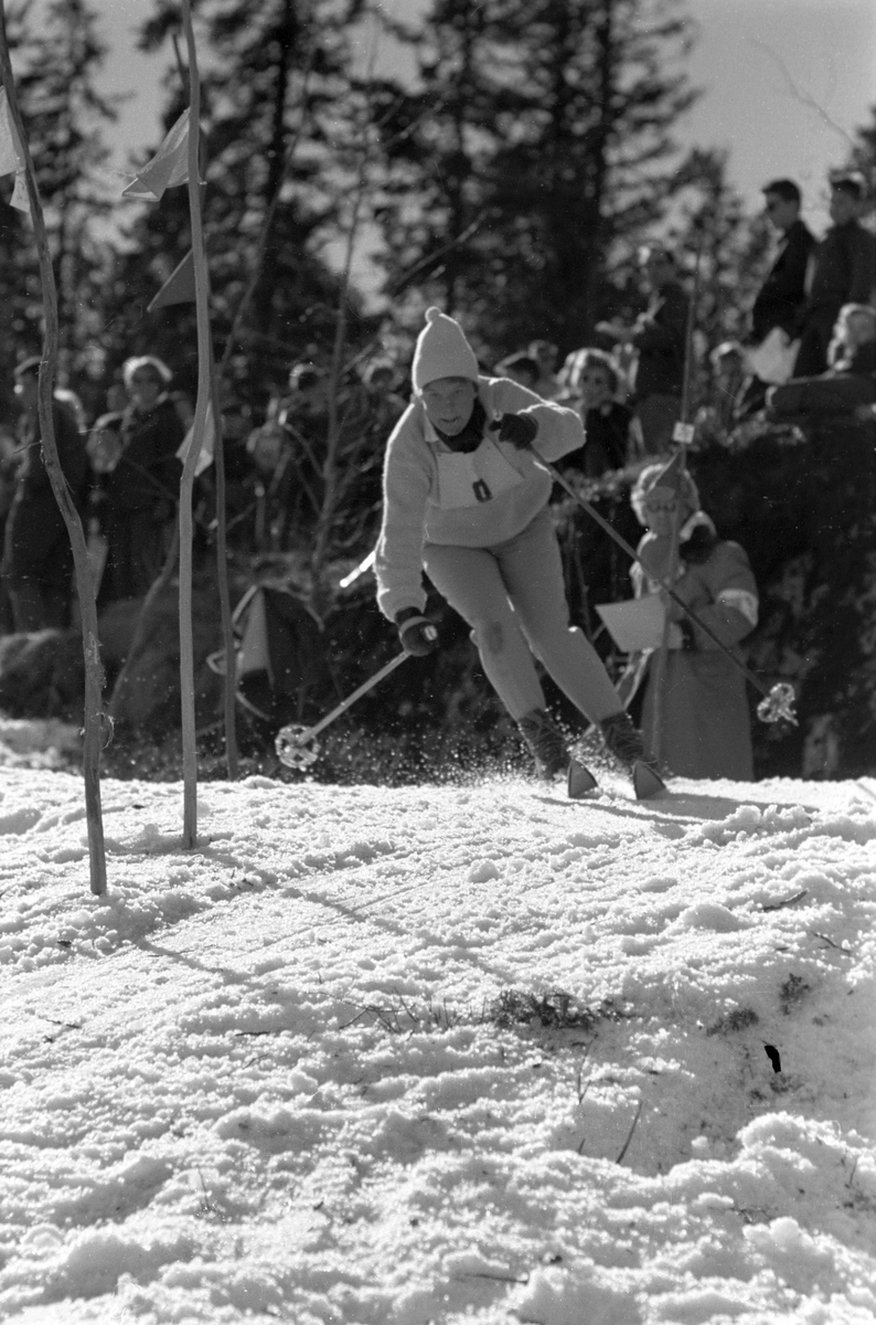 Alpinist i flott stil gjennom slalåmportene. Blåveis-rennet, Kolsås 9. april 1961.  Fotografert av Johan Brun.