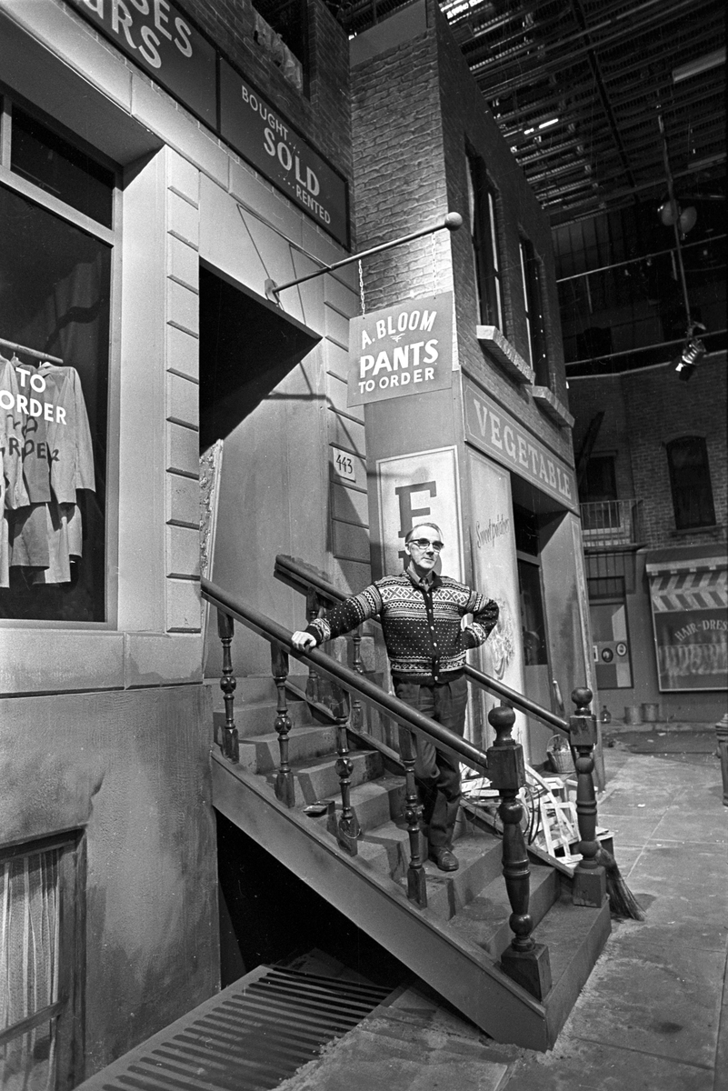 Kulisser fra engelsk gatemiljø i fjernsynsstudio. Fjernsynskameraer klare til opptak. Reportasje fra fjernsynet i februar 1970.