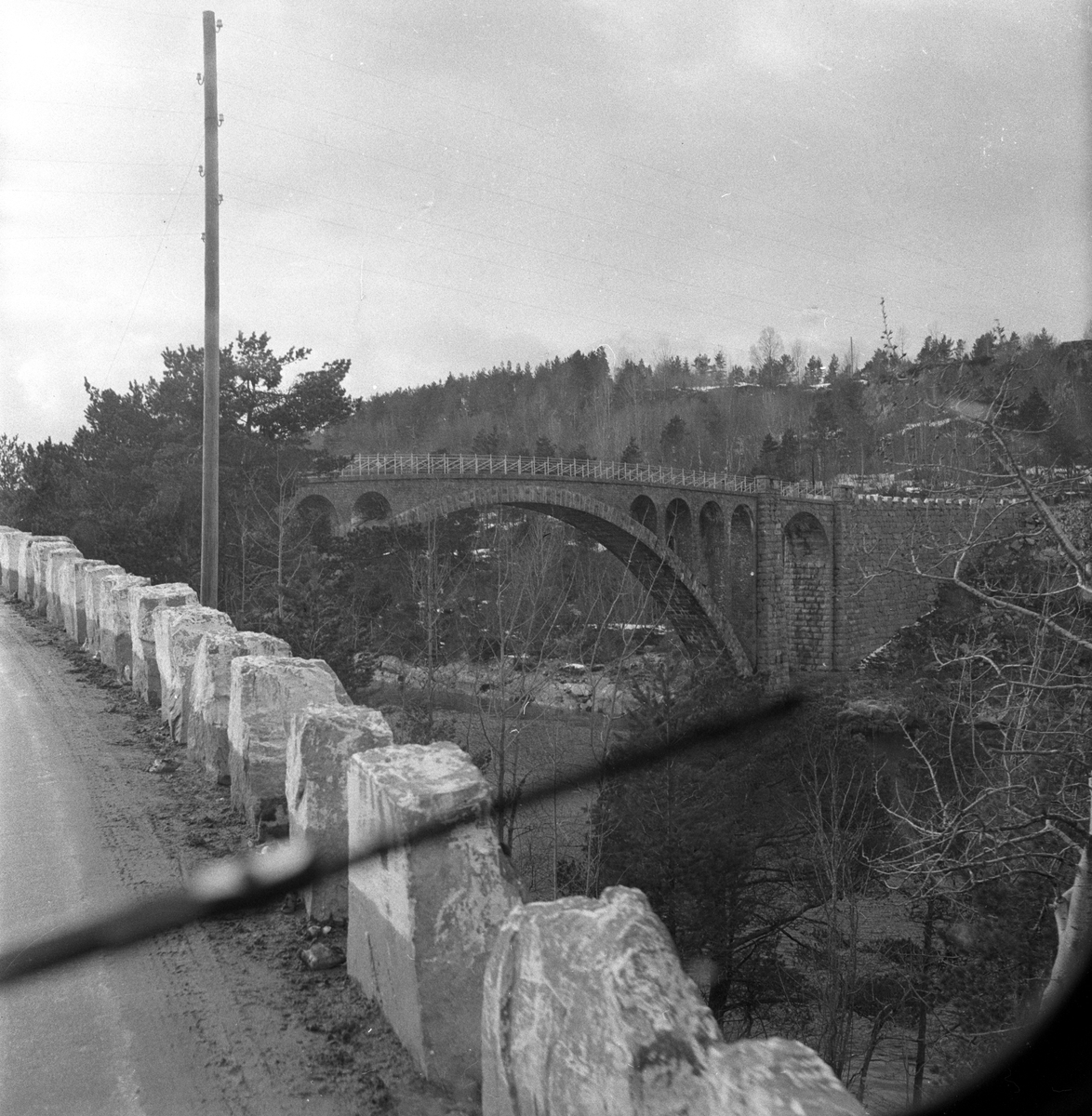 Steinbro over elv i området mellom Ålesund og Åndalsnes. Fotografert 14. april 1956.