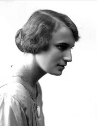 Portrett, kvinne i lys drakt. Frøken Sigrid Hurup.