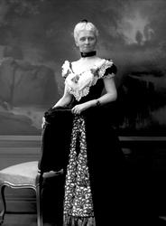 Portrett, kvinne i aftenkjole. Fru Sommerfeldt.