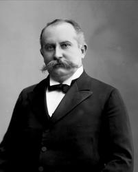 Portrett, mann med bart, mørk dress. H.P. Fage.