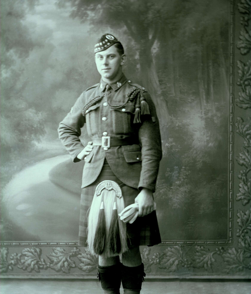 Portrett, mann i britisk uniform, kilt.