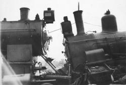 Nidareidulykken : damplokomotivene nr. 182 og 365 etter samm