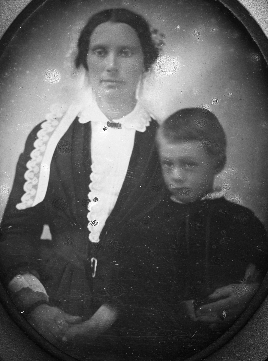 Avfotografering. Gruppe, mor og sønn. Daguerreotypi(?)