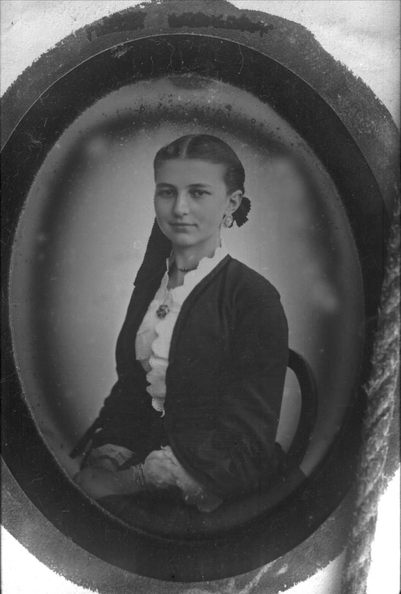 Avfotografering. Portrett, ung kvinne med flettet hår/hårbånd. Daguerreotypi(?)