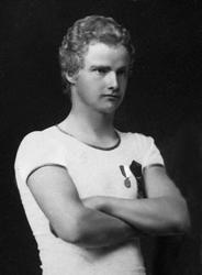 Portrett, idrettsutøver med t-skjorte og medalje.