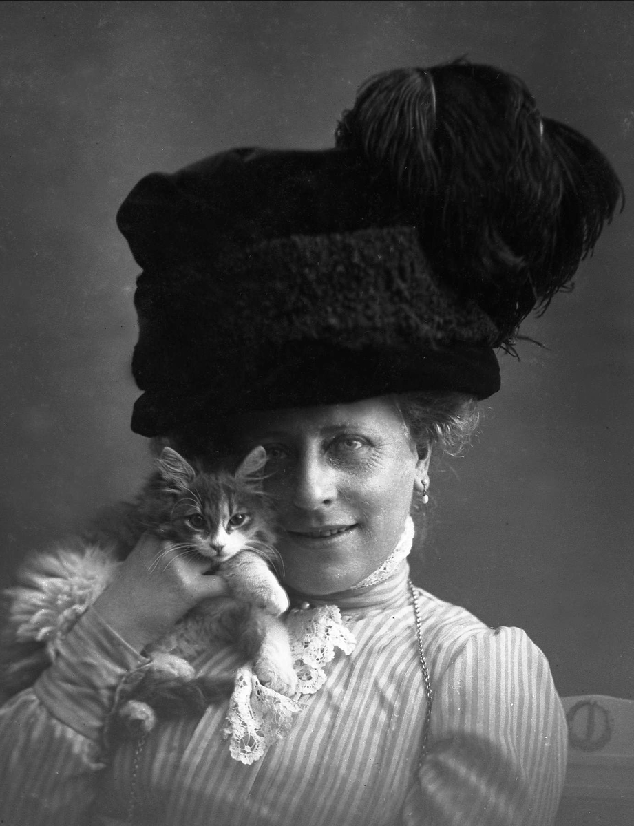 Gruppeportrett, frøken Trulsen med sin katt.