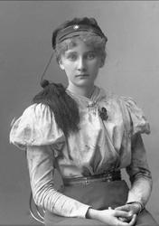 Portrett, kvinne med studentlue. Ågot Nerbye.