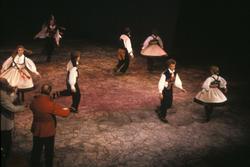 Norsk Folkemuseums dansegruppe danser i Nasjonalteateret 7.o