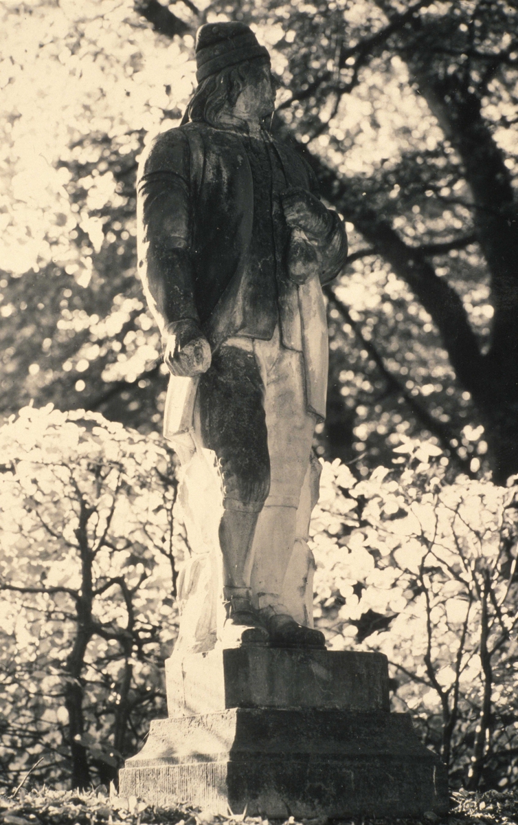 Statue i Nordmandsdalen på Fredensborg slott, Danmark. Fotografert 1968. Drakt fra Nes, Buskerud.