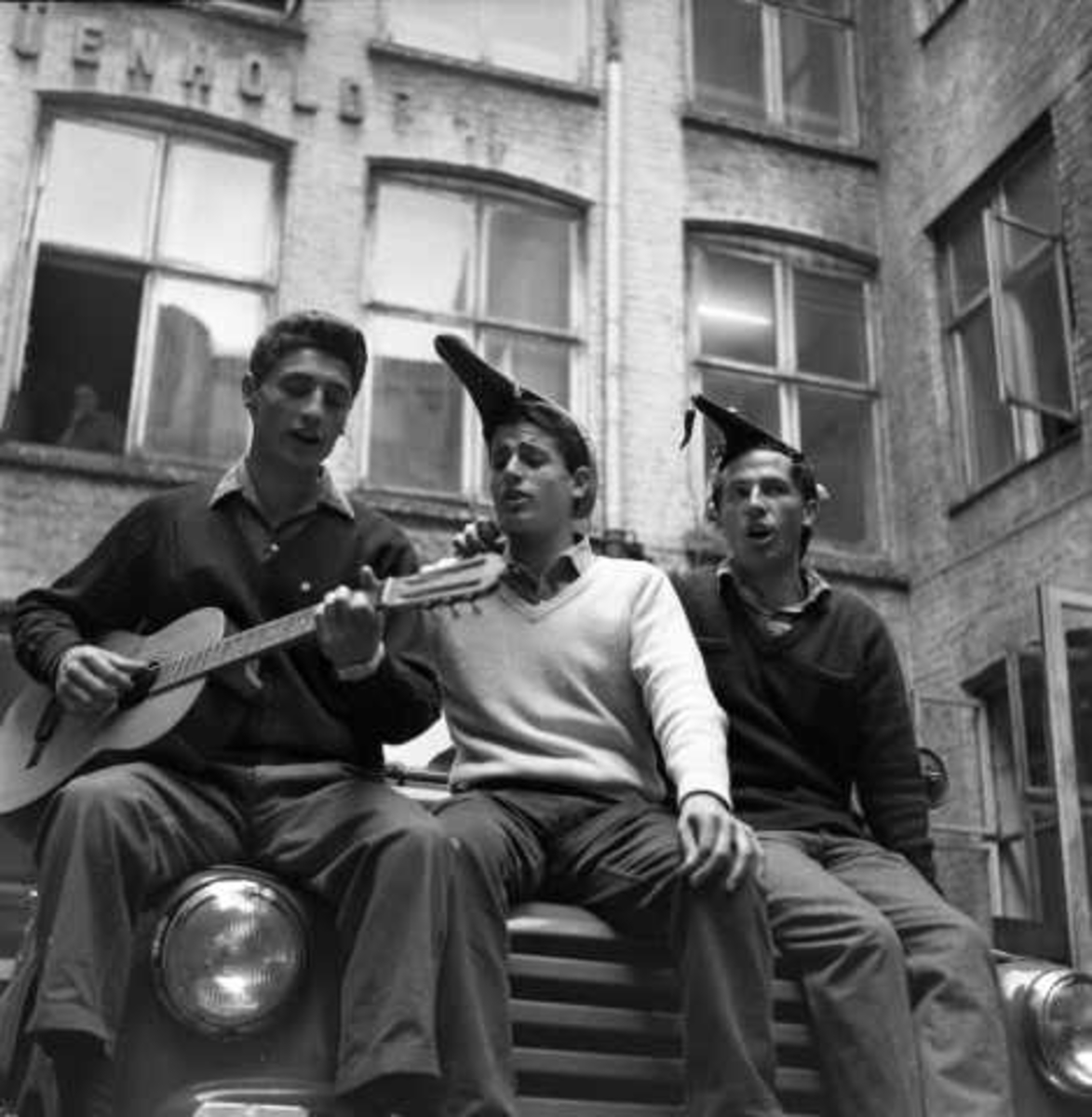 Studenter, spiller gitar og synger, august 1956.