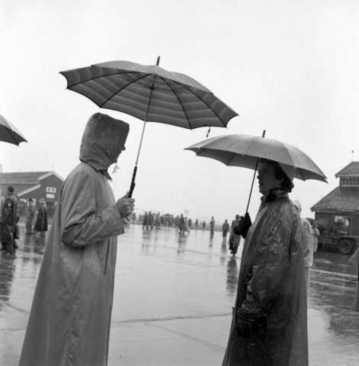 Flyplass, Gardermoen, Ullensaker, 1956. Regntøy og paraplyer.