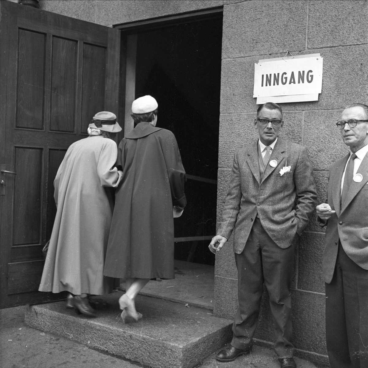 Kommunevalg. På vei til lokalet, Oslo. Oktober 1959.