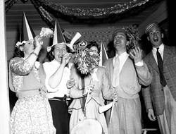 17.mai-feiring. Menn og kvinner med hatter fester. Nesodden 