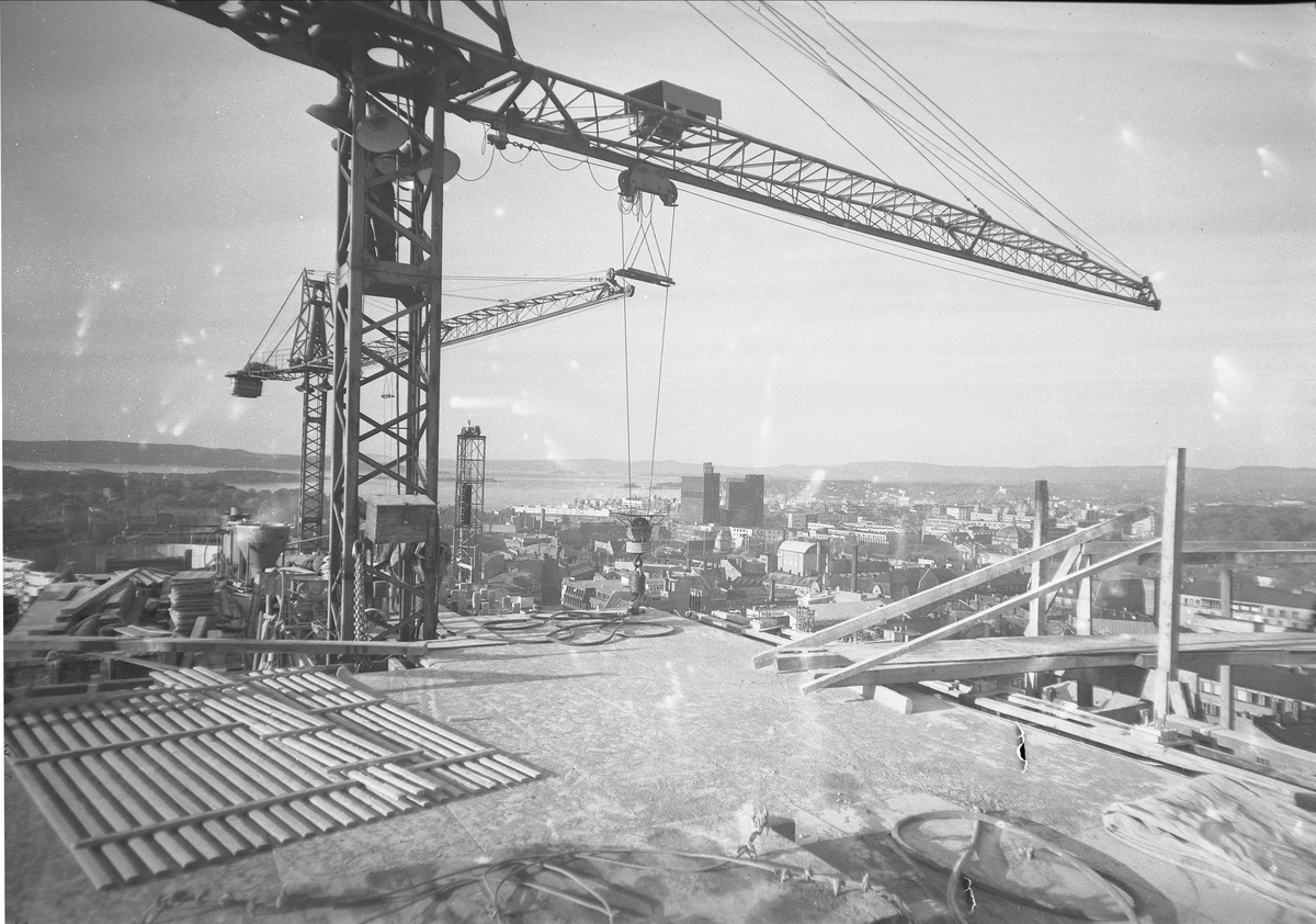 Akersgata 42, Oslo, 05.10.1957. Regjeringsbygningen. Byggearbeider og kran.