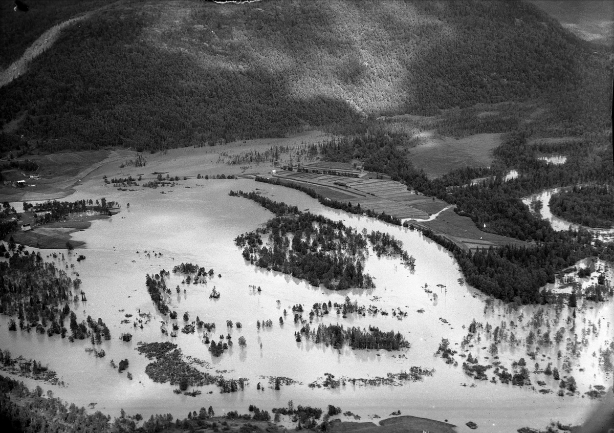 Svartisdalen, Meløy kommune, Nordland, 09.08.1954. Flyfoto, oversvømmelse i Svartisdalen.