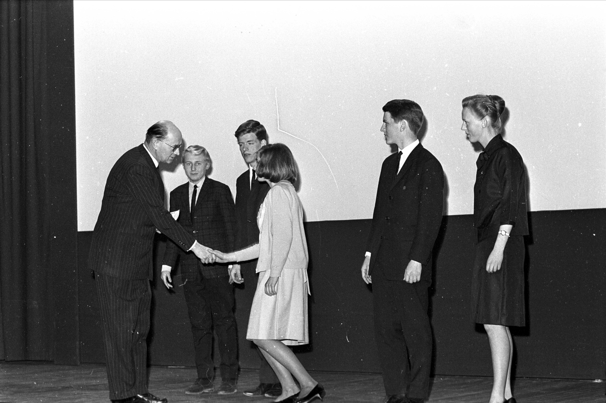 Gruppe med mennesker, Sandvika kino, Bærum, 09.04.1965.
