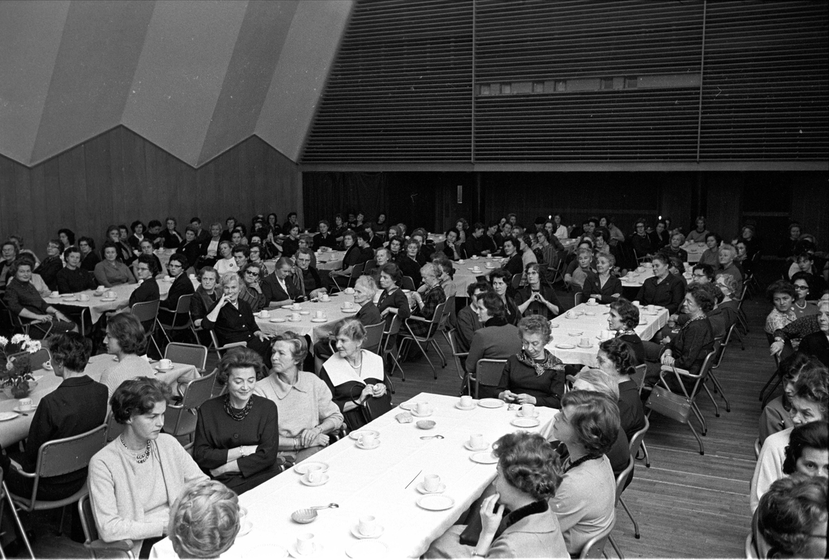 "Kvindernes Læseforening", antatt Oslo, 21.11.1964. Forsamling ved kaffebord.