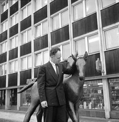 Arendal. Kjøpmann Karl S. Hanssen foran sitt bygg i Kittelsb