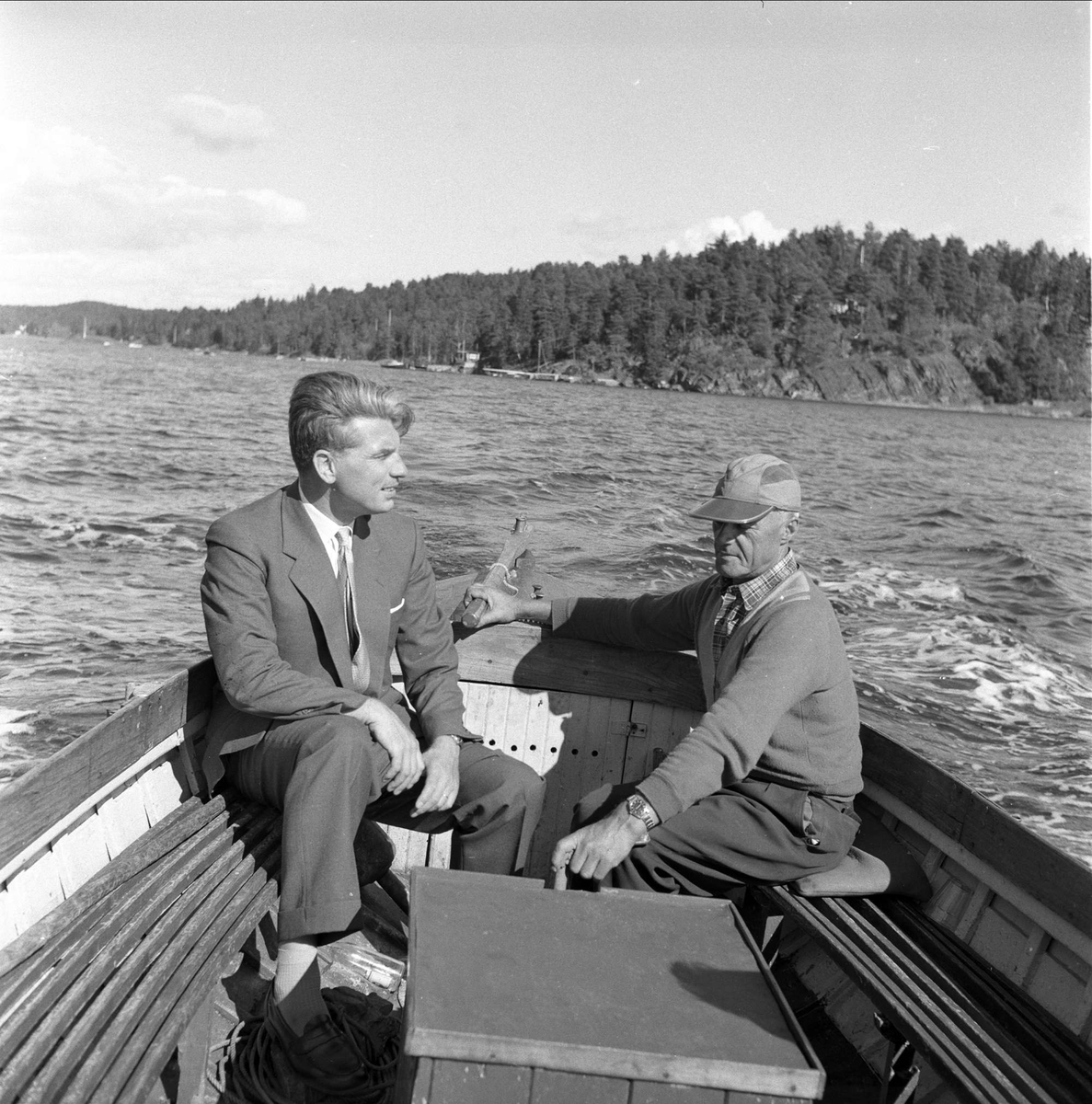 Brønnøya, Asker, 24.08.1957.  Menn i båt.