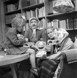 Antatt Oslo, 27.04.1957. To eldre damen sammen med to piker 