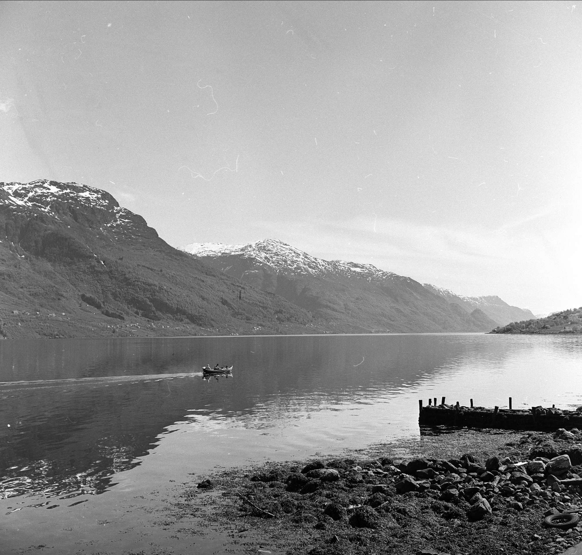 Sørfjorden i Hardanger, Hordaland, mai 1963. Åpen båt på fjord.