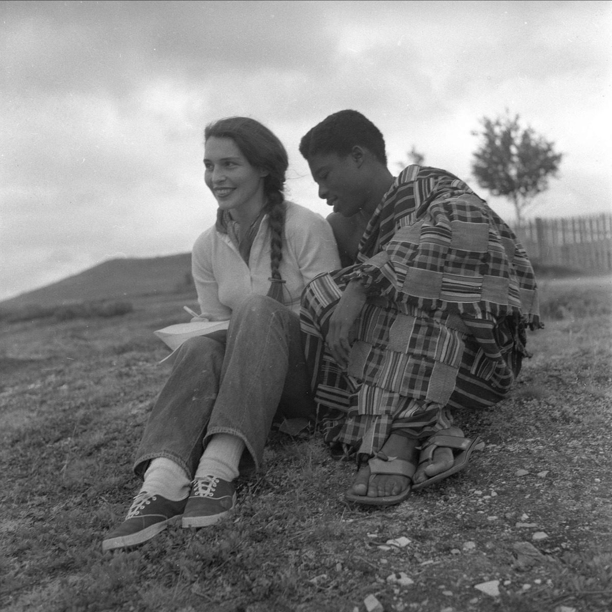 FN-Sambandets kurs på Høvringen, Sel, Oppland, 20.08.1958. Par som sitter i gresset.