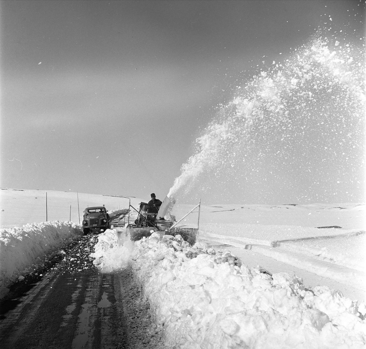 Riksvei 20, Hardangervidda, mai 1963. Snøbrøyting, veien åpnes etter vinteren.