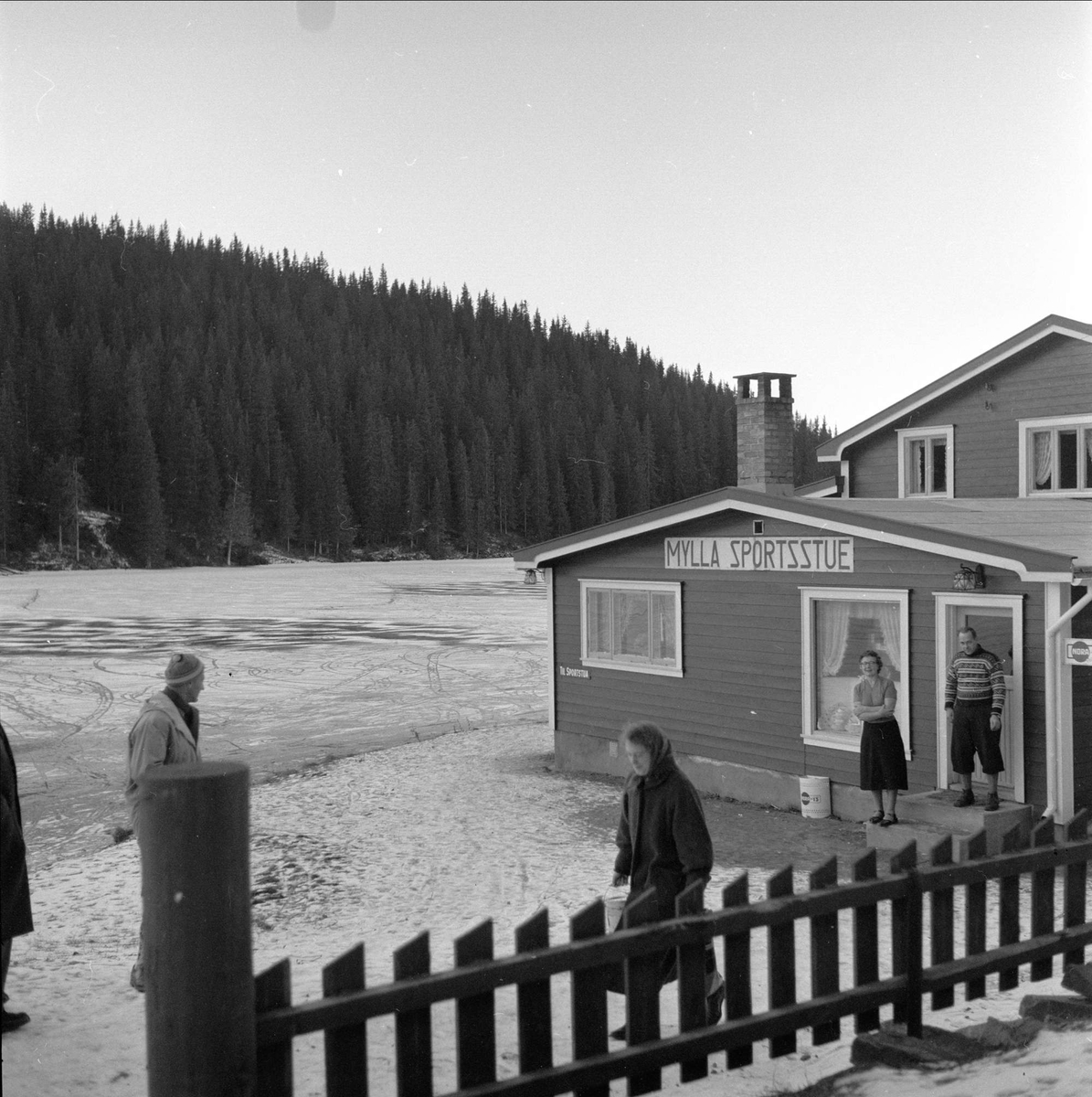 Lunner, Oppland, desember 1957. Mylla sportsstue..