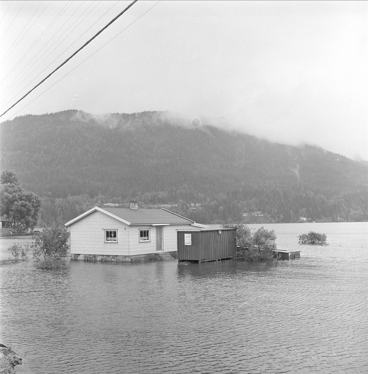 Sundøya, antatt Hole, Buskerud, august 1965. Hytter i flom.