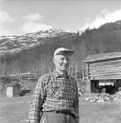 Svartisen, Nordland. Portrett av mann, gårdsbygninger i land