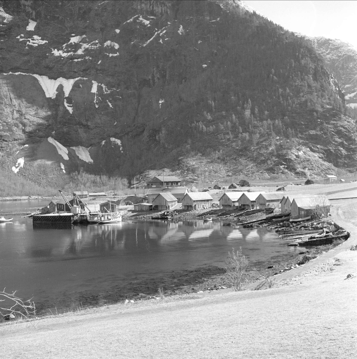 Tafjord, Norddal, Møre og Romsdal. Landskap med båter og naust.