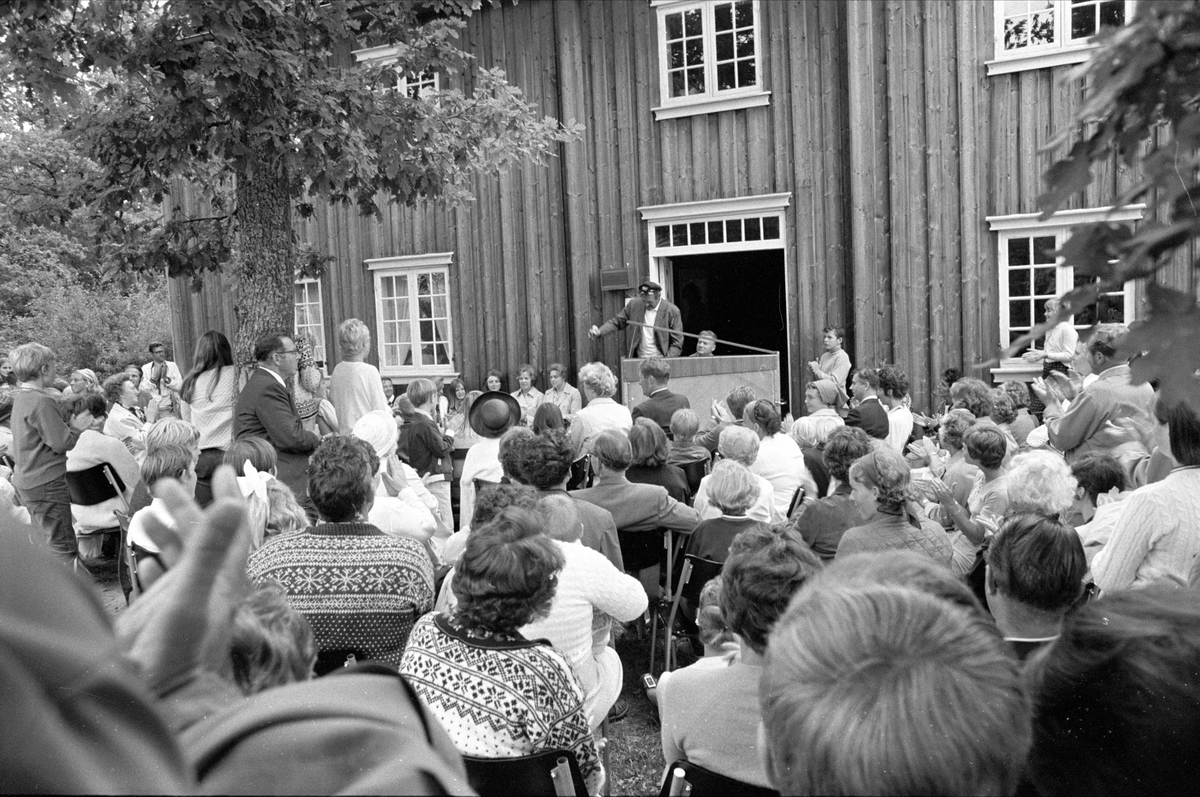 Norsk Dusteforbund, Ping-pong-dusterier og kulturaften, Drøbak, Frogn, 09.08.1970. Erik Bye synger.