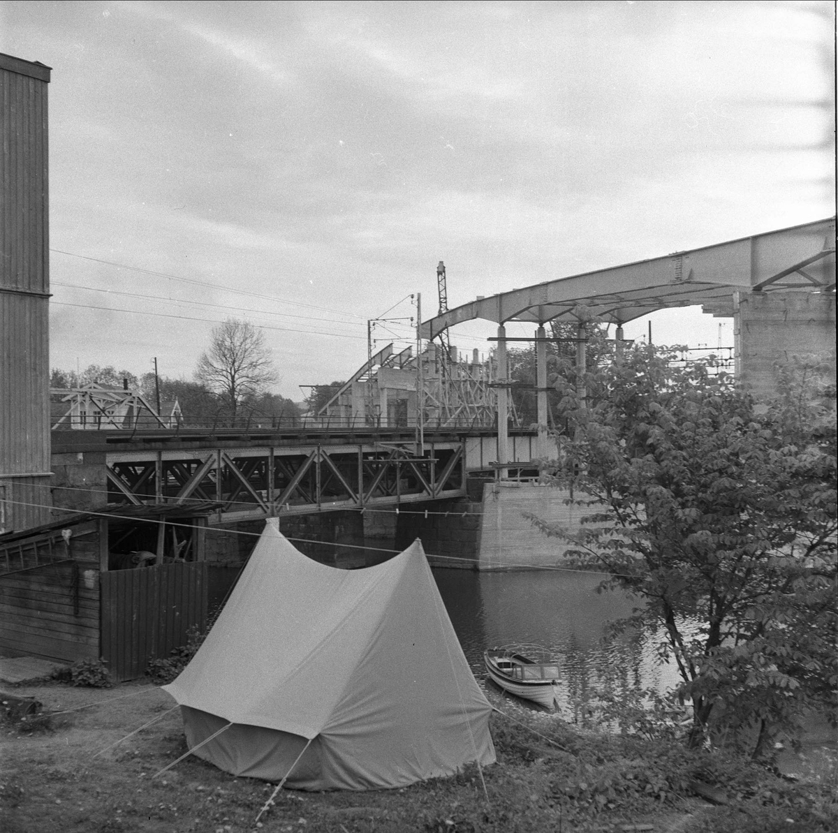 Lillestrøm, Skedsmo, Akershus, 03.06.1957. Brubygging. Telt i forgrunnen.