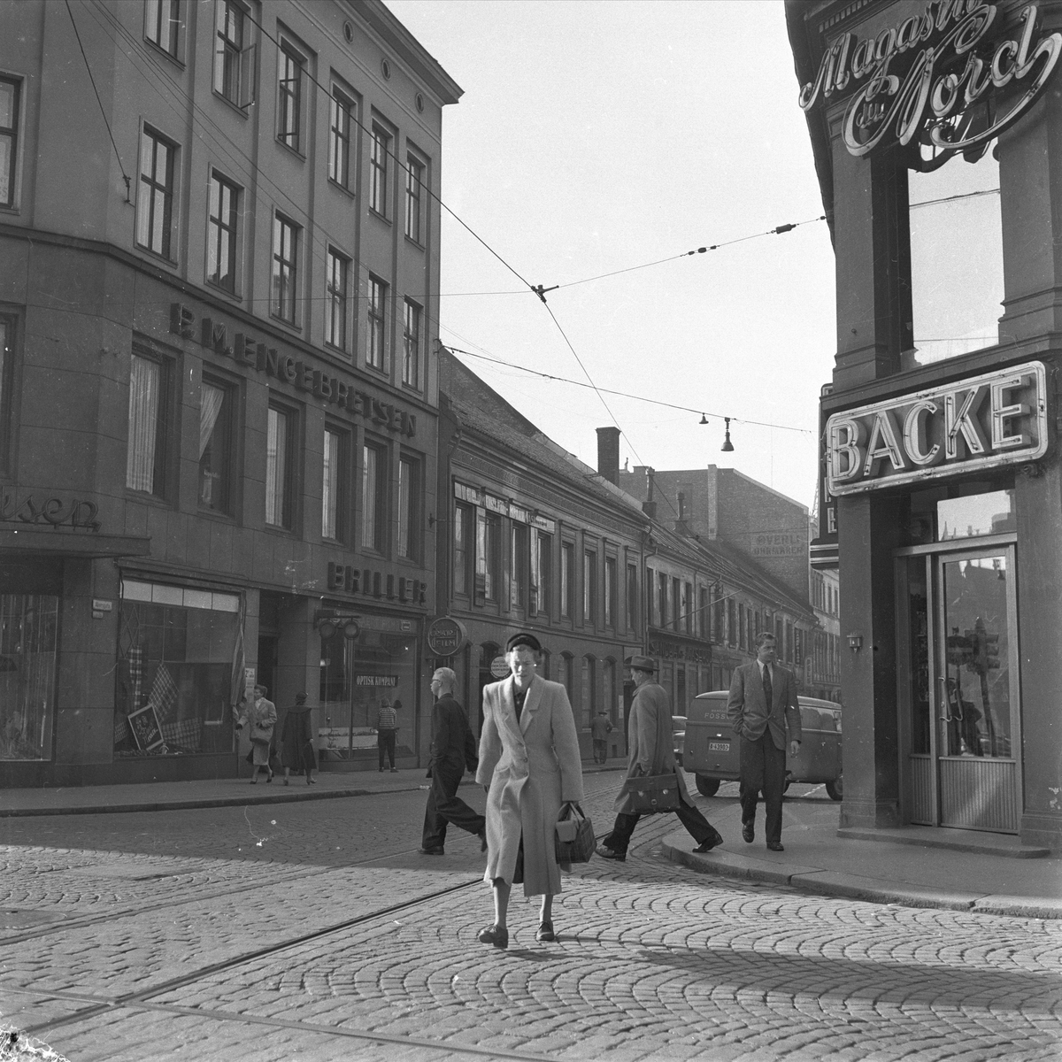 Oslo, september 1955. Bygate med bygårder og trafikk.