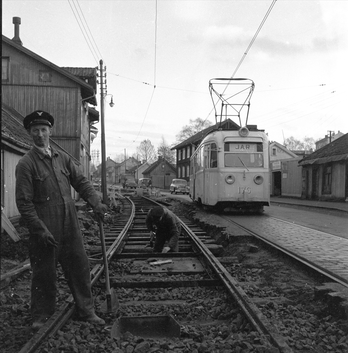 Strømsveien, Oslo, 09.10.1956. Skinnearbeid. Boliger, arbeider, bygate og trikk.