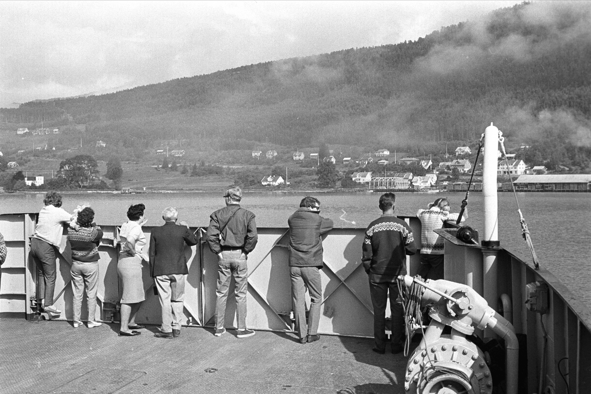 Fra Sogn 01.08.1967. Fergen nærmer seg ankomst i Jostedalen.