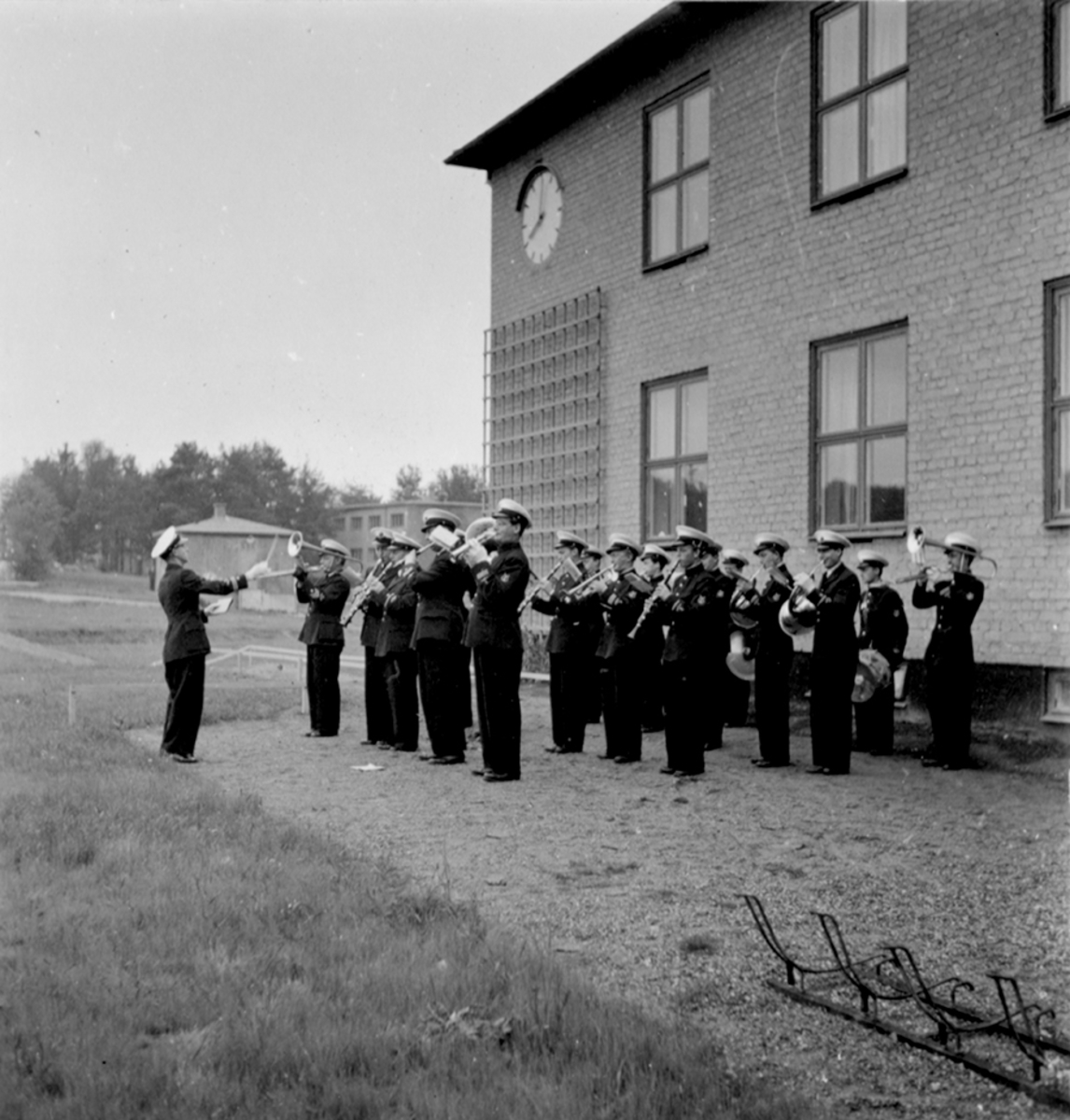 F 8 Svea flygflottiljs musikkår spelar vid korum på F 2 Roslagens flygflottilj, 1944.