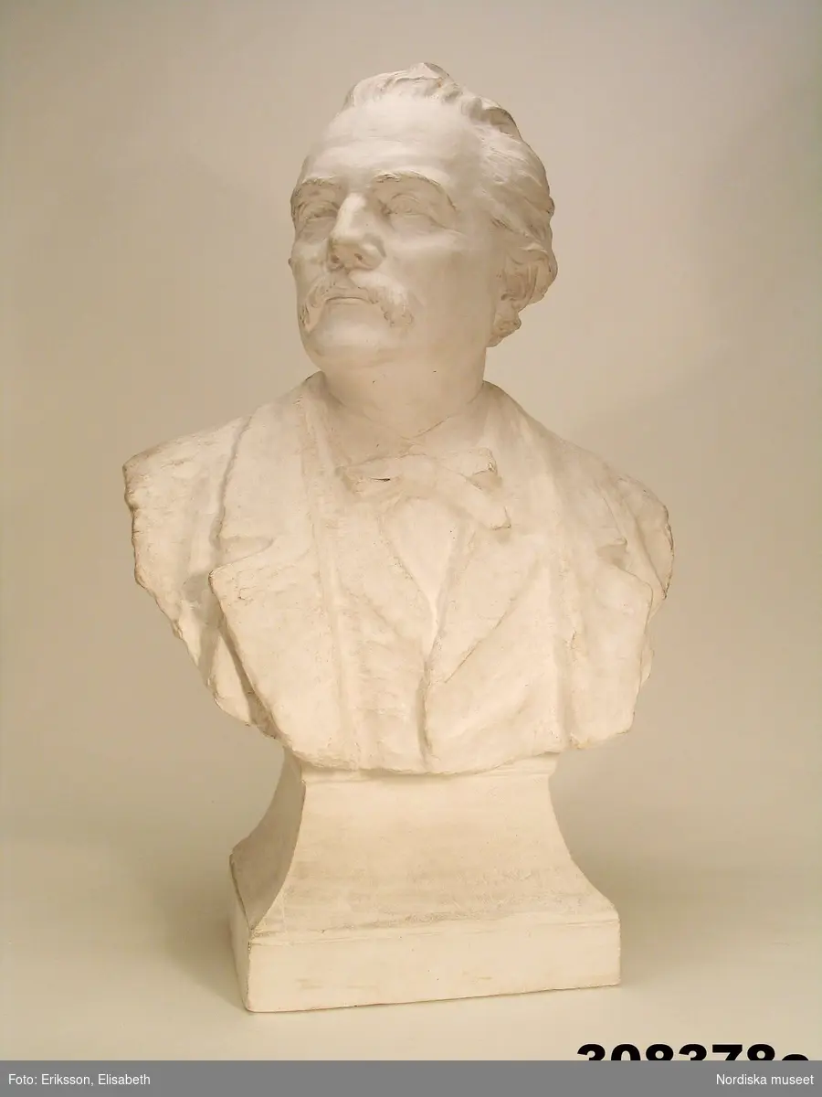 Huvudliggaren:
"a-c, Byst, 3, st, skulptur, gips; porträtt av Artur Hazelius; klädd i kavaj, väst, kravatt; huvudet vänt åt höger; skador se bilaga. Br 46 cm.
[Tillv.] J. A. Wetterlund (1858-1927], 1903; funnen omärkt på vinden.
G. 15/9 1981 [av] Okänd."