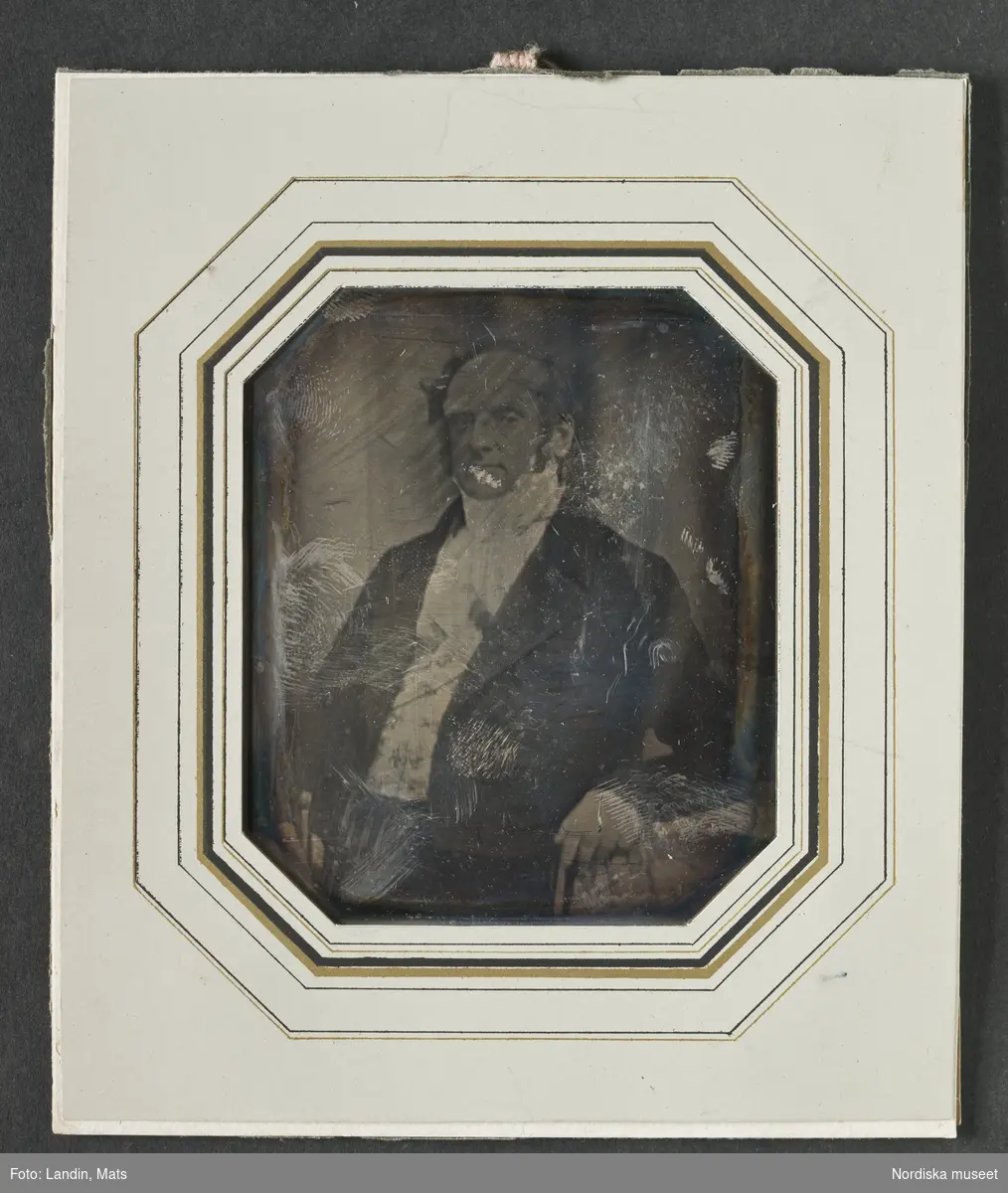 Porträtt av lagman Olof Philip Oxehufvud (1797–1857). Grå passepartout m linjerat guld/svart, ögla. Troligen utskuren ur ram. H 12 cm B 10 cm. Dagerrotyp / daguerreotyp. NM inv.nr 314078.
-
Portrait of Olof Philip Oxehufvud (1797–1857). Sixth-plate daguerreotype.