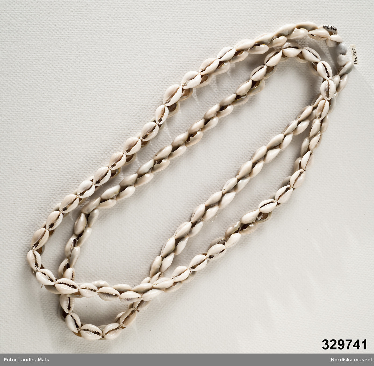 Halsband tillverkat av små vita snäckor. Afrikanska influenser.
/Zingoalla Rosenqvist 2009-02-05