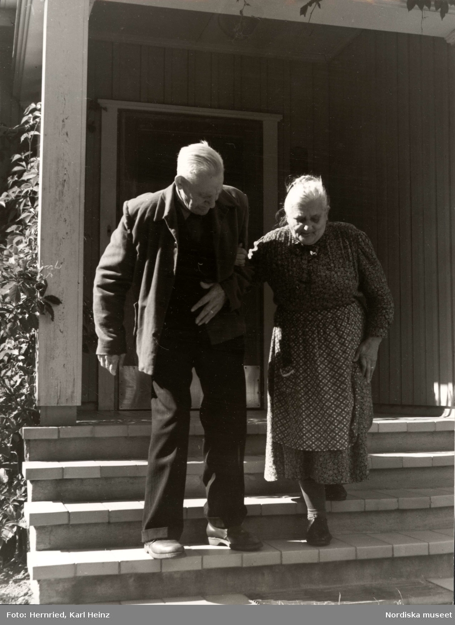 Östertälje ålderdomshem i Södermanland. Äldre man och kvinna går nedför trappa. Exteriör
