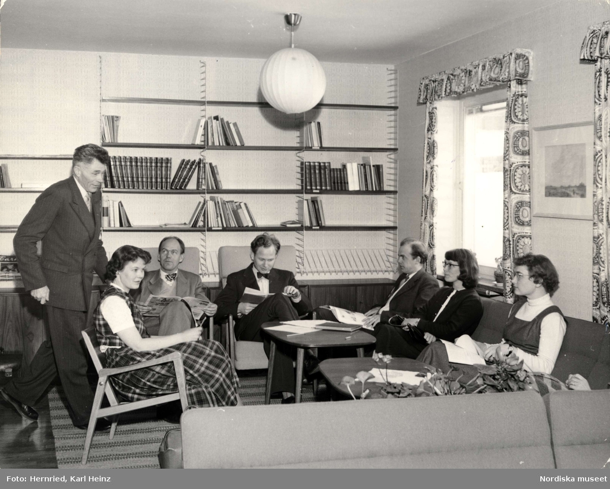 Lärarrum med personal på Tranaredsskolan i Borås, Västergötland. Troligen 1950-tal. Stringhylla.